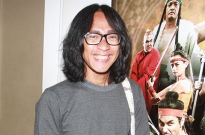 Wah, Aming Ternyata Diam-Diam Doyan Nonton DVD Bajakan