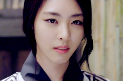 Lee Yeon Hee Goda Lelaki di Teaser 'Detective K: Secret of the Lost Island'