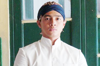 Deva Mahenra Perankan Soekarno Muda di 'Guru Bangsa: Tjokroaminoto'