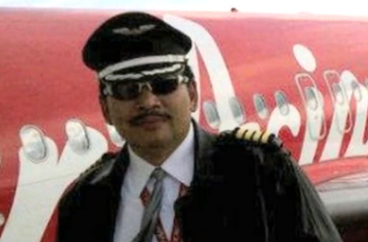 Jenazah Diduga Pilot AirAsia QZ8501 Telah Dievakuasi dari Kokpit Pesawat