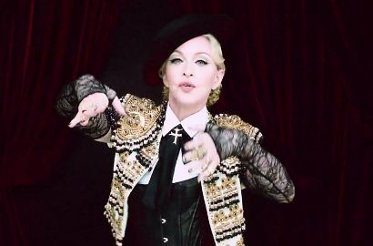 Madonna Jadi Matador di Video Klip 'Living For Love'