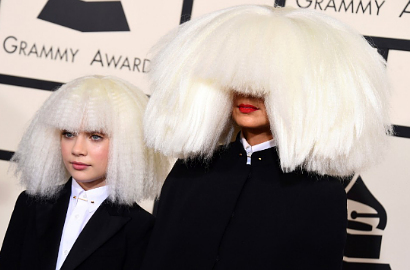 Sia-Maddie Ziegler Kompak dengan Wig Nyentrik di Red Carpet Grammy 2015