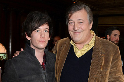 Baru Nikahi Pacar Gaynya, Stephen Fry Cium Mesra Pria Lain di Panggung BAFTA 2015