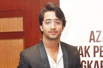 Jalan-Jalan di Candi Prambanan Jogja, Shaheer Sheikh Malah Pakai Masker