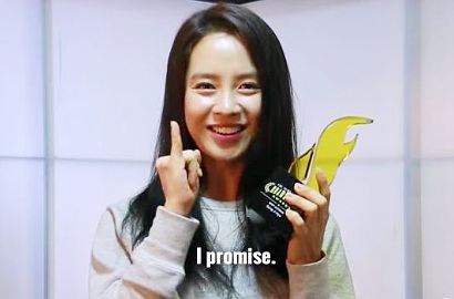 Song Ji Hyo dan 'Emergency Couple' Menang DramaFever Awards