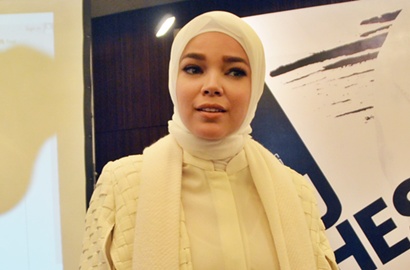 Dewi Sandra 'Tagih Janji' Dibuatkan Lagu Oleh Tulus