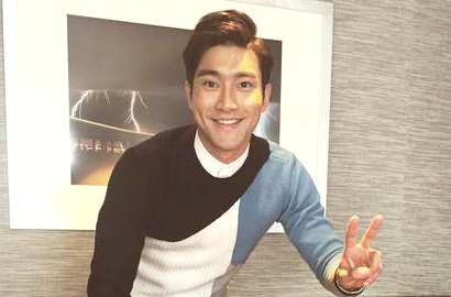 Siwon SuJu Foto Bareng Jackie Chan di Promo 'Dragon Blade' Singapura