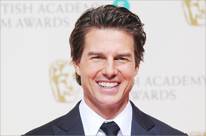 Tom Cruise Bikin Heboh Muncul dengan Bekas Ciuman di Pipi