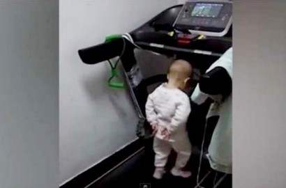 Video Bayi 17 Bulan 'Dipaksa' Lari di Treadmill