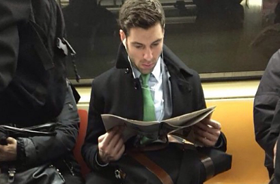 Wow, 'Hot Dudes Reading' Tampilkan Pria-Pria Tampan Si Kutu Buku
