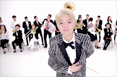 Belum Sehari, MV 'Shake That Brass' Amber Dilihat 1 Juta Kali
