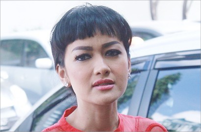 Rambut 'Jengger Ayam' Julia Perez Saingi 'Jambul Khatulistiwa' Syahrini