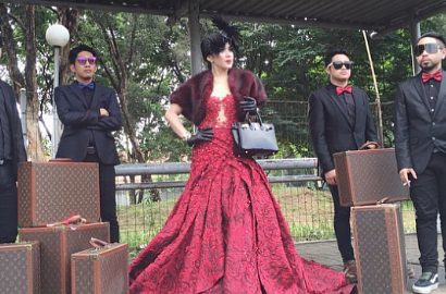 Syuting Video Klip, Syahrini Bikin Heboh Pengunjung Pasar