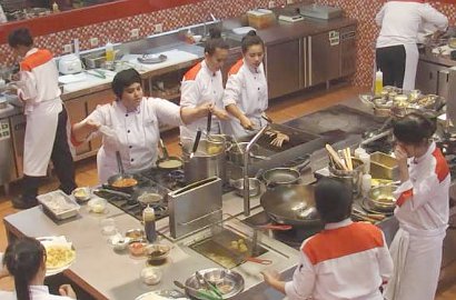Masak Tak Matang, Chef Juna Depak Peserta Ini dari 'Hell's Kitchen Indonesa'