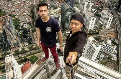 Astaga, Pria Ini Nekat Selfie Menantang Maut di Puncak Gedung Jakarta