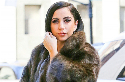 Romantis, Lady GaGa Resmi Dilamar Tunangan di Valentine's Day