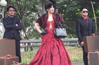 Ups, Gaun Syahrini Melorot Saat Syuting MV 'Seperti Itu'