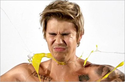 Justin Bieber Tampil Tanpa Busana di Iklan dan Dilempari Telur