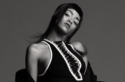 Tampil Seksi, Rihanna Menggeliat Bak Ratu Ular di Majalah Another