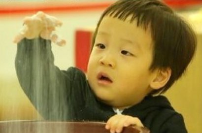 Kembar Lee Hwi Jae Main Tepung di 'Superman is Back'