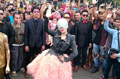 Tanpa Izin, Syahrini Blusukan Saat Syuting MV 'Seperti Itu'
