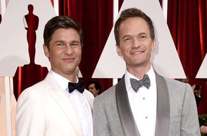 Jadi Host Oscar 2015, Neil Patrick Harris dan Suami Pamer Kemesraan