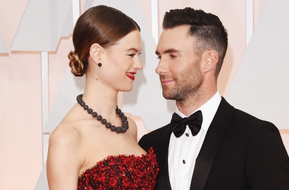 Adam Levine Gandeng Mesra Behati Prinsloo di Red Carpet Oscar 2015
