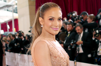 Gaun Mewah Jennifer Lopez Nyaris Bikin Petaka di Oscar 2015
