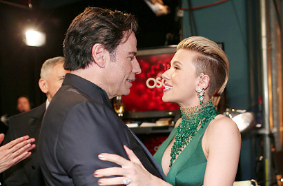 Waduh, John Travolta Curi Ciuman dari Scarlett Johansson di Oscar 2015