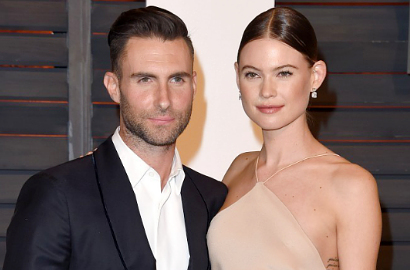 Ini Reaksi Adam Levine Saat Payudara Behati Prinsloo Ngintip di Vanity Fair Oscar