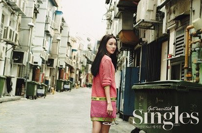 Intip Gaya Trendi Dara 2NE1 di Jalanan Singapura untuk Majalah