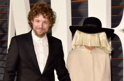 Sia Furler Tutupi Wajah dengan Wig Nyentrik di Pesta Oscar 2015