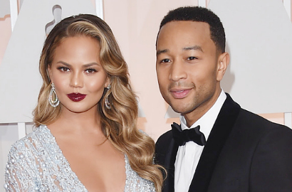 John Legend-Chrissy Teigen Pamer Foto Tidur Bareng Piala Oscar