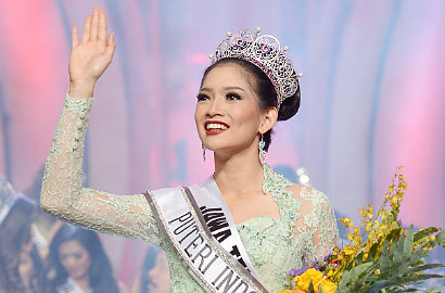Puteri Indonesia 2015 Akhirnya Ungkap Alasan Kenakan Kaus Palu Arit