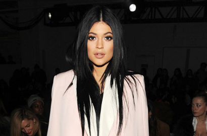 Kylie Jenner Tiru Selfie Seksi Kim Kardashian