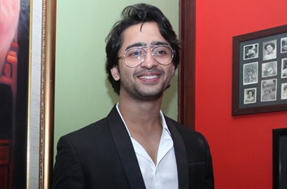 Foto Bersama Keluarga Besar, Shaheer Sheikh Pose Pakai Peci
