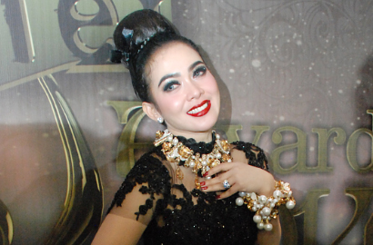 Syahrini Dikritik Netter Usai Foto Pakai Baju Super Mini di Kamar Mandi