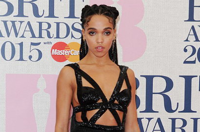 Hadir di Brit Awards 2015, FKA Twigs Seksi Tanpa Gandeng Robert Pattinson