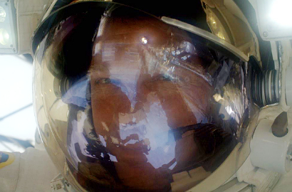 NASA Luncurkan Foto Astronot Sedang Selfie di Luar Angkasa