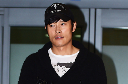 Lee Byung Hun Langsung Minta Maaf Usai Tiba di Korea
