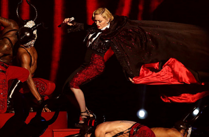 Madonna Terjungkal di Tangga Saat Tampil di Brit Awards 2015