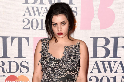 Charli XCX Pamer Payudara di Red Carpet Brit Awards 2015