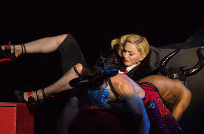 Jatuhnya Madonna di Brit Awards Jadi Meme Kocak di Media Sosial