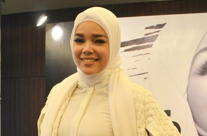 Dewi Sandra Panggil Guru Ngaji Demi Perdalam Al Quran