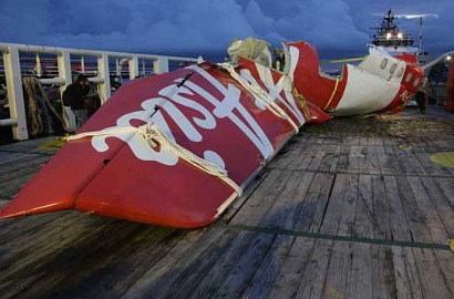 Basarnas Serahkan Badan Pesawat AirAsia QZ8501 ke KNKT