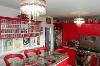 Wah, Wanita Ini Ubah Rumah Layaknya Museum Coca Cola