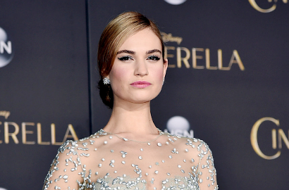 Tampil Bak Putri di Premiere 'Cinderella', Lily James Curhat Sepatu Kaca
