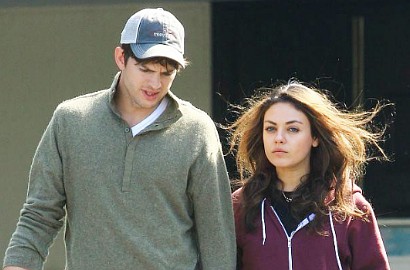 Ashton Kutcher Pamer Mila Kunis Dapat Honor Pertama di 'Jeopardy'