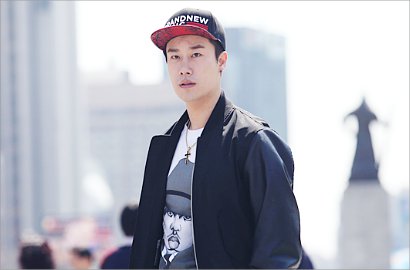 Wow, San E Gandeng 13 Rapper Dunia di MV '#HIPHOPISHIPHOP'