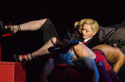 Giorgio Armani Tanggapi Insiden Jatuhnya Madonna di Brit Awards 2015